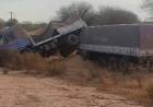 Conductor de camión con acoplado perdió el control y terminó en la banquina.