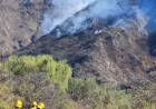 Muy difícil para los bomberos: Producto de un rayo, continua el incendio en el cerro de Villa Chepes.