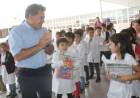 Rosario Vera Peñaloza: Autoridades municipales entregan kit escolares a alumnos del nivel primario.