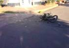 Motociclista impacta con un camion y termina con varias fracturas.