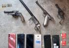 Lo buscaban por una estafa y le secuestraron cuatro armas de fuego