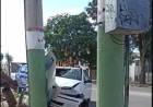 Un automovilista atropelló a un transeúnte, perdió el control y terminó estrellando contra un poste de luz