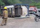 Un camión volcó su acoplado con sulfato de amonio en la Cuesta del Portezuelo