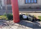 En estado delicado: Tras impactar contra poste de luz, motociclista debió ser derivado