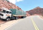 Camión de gran porte impactó contra el pie de un cerro en la Cuesta de Miranda