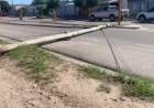 Poste caído genera riesgos en Avenida Belgrano de Chepes