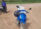 Dos motos chocaron en Milagro y atribuyen el siniestro a la maleza alta