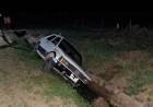 Un Fiat 147 cayó a un canal de riego en Catuna y buscan determinar qué ocurrió