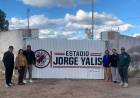 El Club River de Chepes homenajea la memoria de Jorge Yalis con un nuevo cartel identificatorio