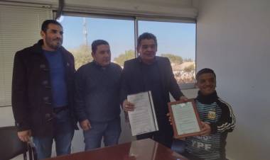 Intendente Daniel Gallardo y Consejo Deliberante entregan reconocimiento a deportista chepeño.