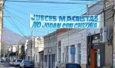 Mensaje en pasacalles: «Jueces Macristas, no jodan con Cristina».