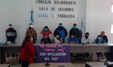 Chepes: Alumnos de la escuela especial presentaron ante concejales un trabajo de Seguridad Vial.