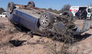 Vuelca automóvil en camino a la localidad de Chelcos con dos heridos de consideración.