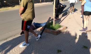 Grave siniestro en el barrio Cementerio: Dos jovencitos en moto terminaron contra un canasto de basura.