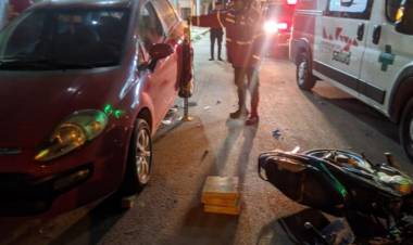 Motociclista sufrió lesiones tras chocar contra un automóvil estacionado.