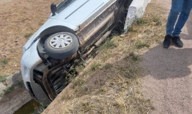 Catuna: Un auto cae a un canal por Ruta 31.