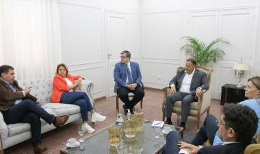 El gobernador Quintela recibió al diputado nacional y presidente del bloque del Frente de Todos Germán Martínez.