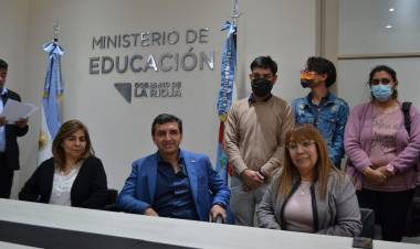Educación firmó convenió con la UNLaR para prácticas pre profesionales.