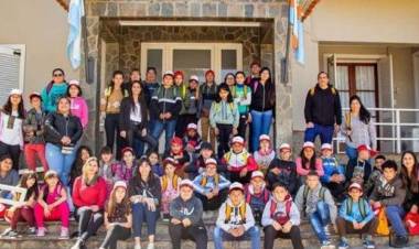 Rosario Vera Peñaloza: Alumnos de Escuelas Rurales conocieron la Residencia del Gobernador.