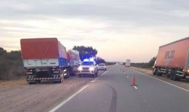 Chepes: un auto se rozó con un camión y terminó en la banquina.