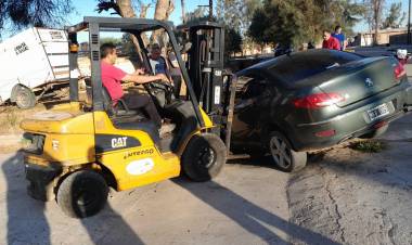 Milagro: Conductor alcoholizado chocó contra un paredón.