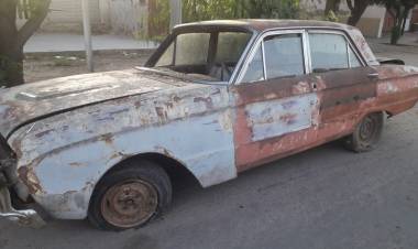 Chepes: Intentaron robar un auto abandonado empujándolo.