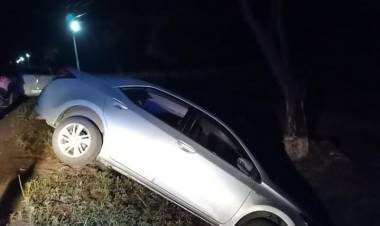 Ortiz de Ocampo: Conductor menor de edad giró en U y terminó dentro de un canal de agua.