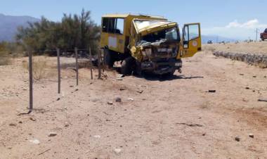 Volcó un camión de Defensa Civil de Capital que iba a Chilecito por el incendio.