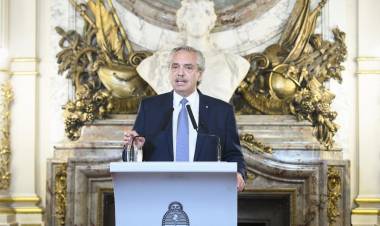 El Presidente instruyó para que se "investigue penalmente" el escándalo de los chats.