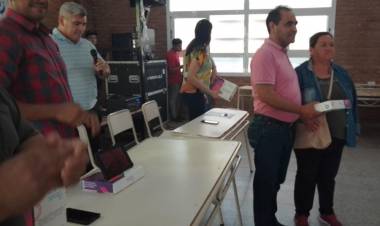 “Conectando con vos” en Chepes. Se entregaron 211 Tablets en la EPET Nº 1.