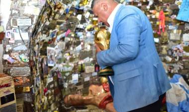 “Chiqui” Tapia cumplió la promesa y llevó la copa del mundo a la Difunta Correa.