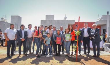 En el Departamento San Martín, el Gobernador Quintela realizó anuncios y entregó viviendas.