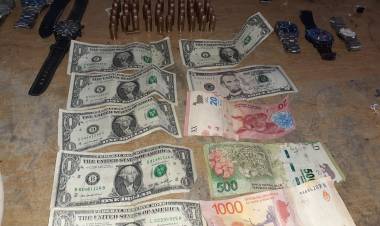 Importante allanamiento en Ulapes: Se logró el secuestro de ropa, dólares, armas de fuego, joyas y relojes de gran valor.