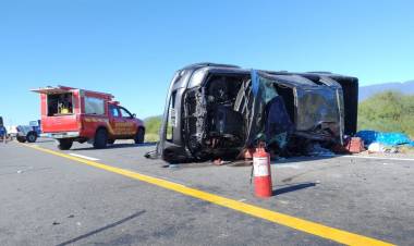 Impactante vuelco sobre Ruta Nacional N°38 a 500 metros de Talamuyuna.