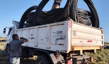 Programa Hídrico Provincial: Gobierno provincial hizo entrega de caños de agua para rosario vera peñaloza.