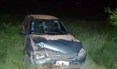 Conductor no se percató del desvío en Ruta 28 y derrapó impactando contra un bordo de tierra.