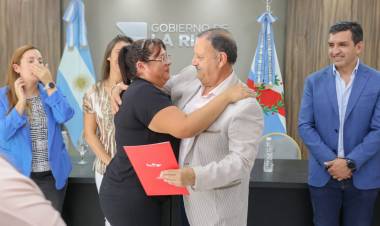 El gobernador Ricardo Quintela entregó Decretos de pase a Planta a trabajadores de Educación del interior.