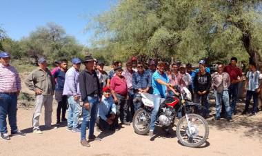 Distrito El Tala: Intendente municipal entregó moto okm y mantuvo reunion con personal contratado.