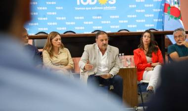 El gobernador Ricardo Quintela anunció la realización de un plan intensivo de asfaltado para toda la provincia.