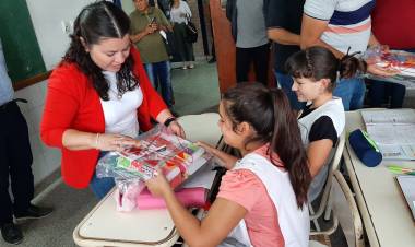 Ciclo Lectivo 2023: Diputada laura carrizo entrego kit escolares a alumnos de nivel primario.