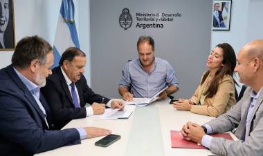 El gobernador Ricardo Quintela firmó convenios para la ejecución de obras en el Dpto. General San Martín.
