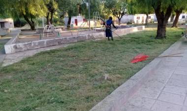 Área de Parques y Paseos: La municipalidad trabaja en el mantenimiento de las plazas en distintos barrios.