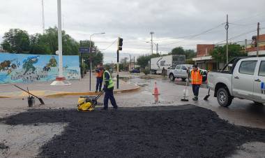 Vialidad Nacional y Municipal: Trabajos de bacheo en Ruta n141 y égido urbano.
