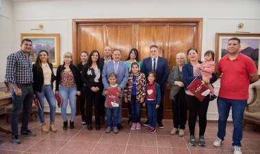 El gobernador Ricardo Quintela entregó mejoramientos habitacionales.
