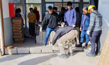 Chepes: Entrega de materiales para el techado de un comedor estudiantil en la EPET Nº1.