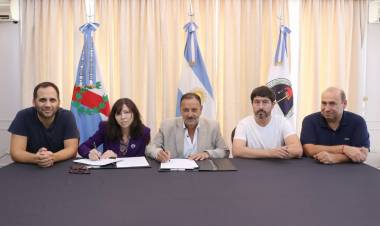 Ricardo Quintela firmó convenios con el Banco de la Nación Argentina.