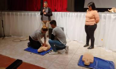 Capacitación de RCP y DEA en el Multiespacio Luis A. Oviedo.