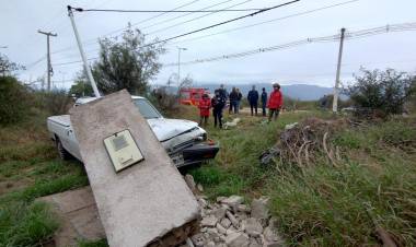 La Rioja: Un hombre chocó a dos vehículos estacionados y terminó contra un poste.