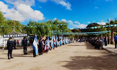 Villa Casana: Acto central día de la Revolución de Mayo.
