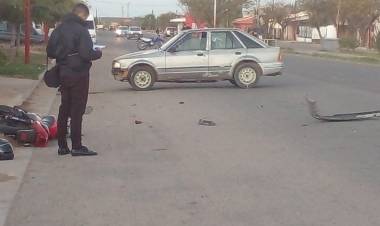 Chepes: Accidente entre un auto y una motocicleta por Av. San Martin.